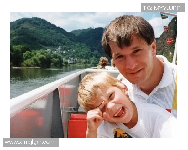 足球球星与老头合拍瞬间展现跨越年龄的真挚友谊